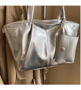 Dettaglio borsa shopper argento metallizzato con bustina coordinata e fibbia decorativa