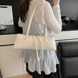 Sac sous le bras en cuir tressé blanc crème rétro avec fermeture éclair et bretelles
