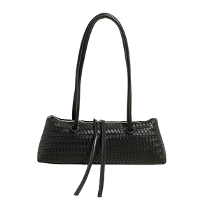Sac baguette rétro en cuir tressé noir avec longue bandoulière et détail de pompon chic