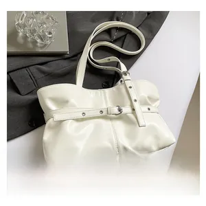 Vue détaillée d'un sac à main blanc en cuir PU avec boucle en métal et bandoulière