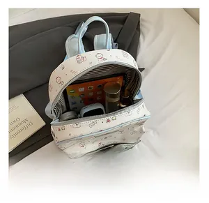 Vue intérieure du sac à dos blanc à motif chat avec tablette et accessoires
