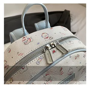 Détail macro de la double fermeture éclair et de l'imprimé ours sur le sac à dos blanc