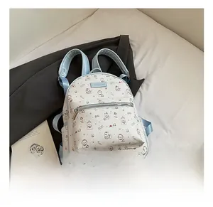 Détails d'un sac à dos blanc à motif de dessin animé avec bordure bleue et imprimé chien