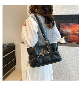 Détail du sac cabas minimaliste en similicuir noir avec boucles sur mannequin