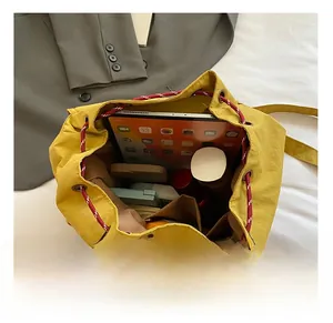 Vue intérieure d'un sac seau en toile jaune montrant sa grande capacité de rangement