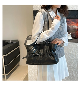 Détail d'un grand cabas en cuir froncé noir avec boucle élégante pour le style professionnel