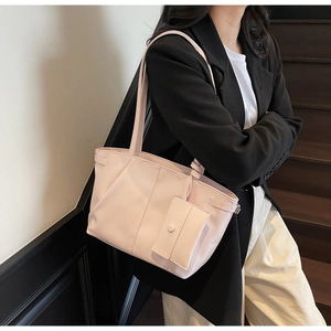 Dettaglio borsa shopper rosa chiaro con pochette coordinata e doppie tracolle
