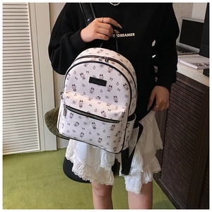 Détail d'un sac à dos blanc à motif lapin en cuir PU avec des fermetures éclair noires