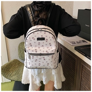 Détail du sac à dos blanc imprimé cartoon en cuir PU avec poche avant zippée