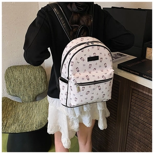 Détail d'un sac à dos décontracté avec motifs lapins porté par une femme au dos
