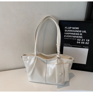 Dettaglio di una borsa tote in pelle lucida bianco crema con mini pochette inclusa