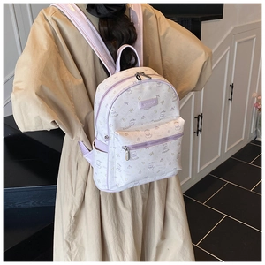 Détails du sac à dos femme avec motifs d'ours, bretelles violettes et poche zippée