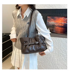 Détail du grand sac cabas en simili cuir marron foncé avec plis et boucle argentée décorative