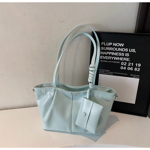Dettaglio della borsa tote verde menta in pelle cerata con portamonete quadrato coordinato