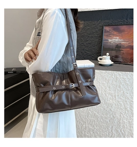 Gros plan détaillé du sac cabas en cuir PU brillant marron foncé avec boucles élégantes