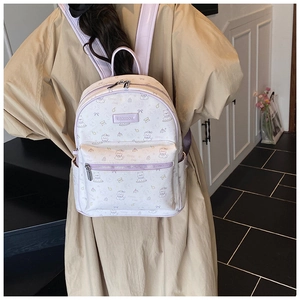 Détail du sac à dos à imprimé animal et logo BROBOOM violet sur un sac décontracté chic