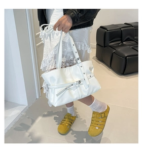 Détail du grand sac cabas blanc avec boucle réglable et texture en similicuir chic