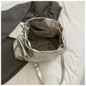 Sac seau métallisé argenté avec texture plissée vintage et doublure intérieure rayée