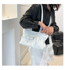 Détail du sac fourre-tout plissé blanc avec rivets argentés et bandoulière réglable