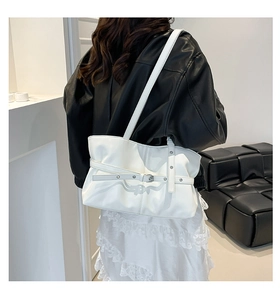 Vue détaillée d'un sac cabas blanc minimaliste avec boucles porté par un mannequin