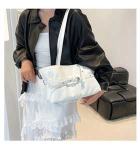 Détail du sac cabas en cuir blanc avec plis naturels et boucle métallique argentée