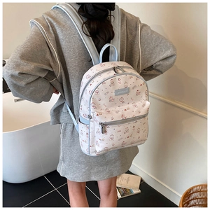 Vue arrière d'un sac à dos blanc décontracté avec bordure bleue et motifs d'oursons