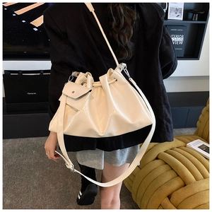 Détail du sac seau plissé blanc crème en cuir brillant avec mini pochette à monnaie