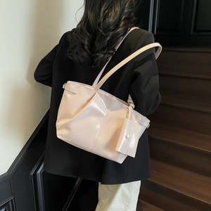 Elegante borsa tote in pelle lucida beige con tracolla e pochette coordinata da donna