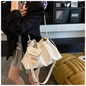 Détail du sac seau plissé blanc cassé avec fermeture à cordon et pochette assortie