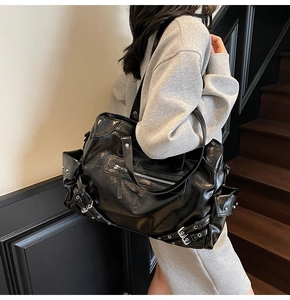 Vue détaillée d'un sac cabas noir rétro style motard avec rivets et fermetures éclair