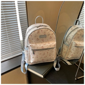 Détail du sac à dos imprimé ours avec bretelles bleu clair en scène d'intérieur