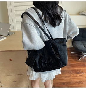 Détail du sac cabas en cuir noir avec petite pochette assortie et bandoulière