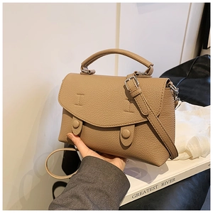 Dettaglio borsa quadrata kaki in pelle martellata con fibbie rotonde decorative
