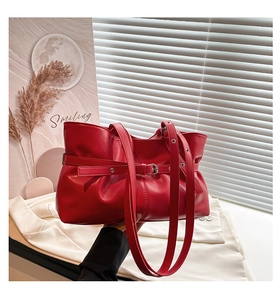 Vue détaillée du sac cabas en cuir PU rouge avec sangle décorative et œillets métalliques