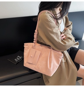 Sac fourre-tout en daim rose avec design plissé et détails de bandoulière tissée élégante