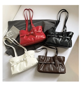 Détails de grands sacs fourre-tout en similicuir plissé avec boucles métalliques décoratives