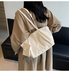 Détail d'un sac cabas minimaliste blanc crème avec petite pochette assortie