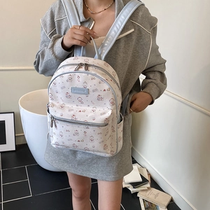 Sac à dos crème chic avec imprimés d'ours roses et bretelles bleues en scène de vie