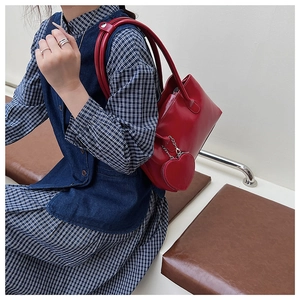 Borsa a mano in vernice rossa lucida con ciondolo portamonete a forma di cuore abbinato
