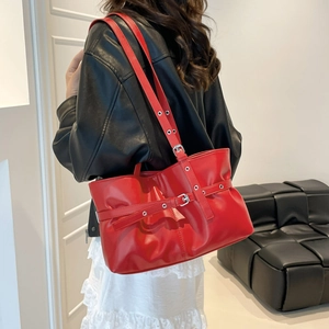 Sac fourre-tout rouge élégant avec design plissé et sangles à œillets sur un modèle