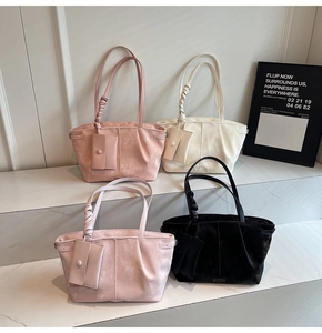 Détail de sacs fourre-tout élégants en quatre couleurs avec bandoulière nouée et pochette