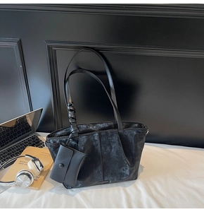 Détail du sac cabas à motif marbre rétro avec porte-monnaie et anse tressée