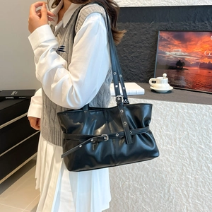 Grand sac cabas noir en simili cuir avec sangles à boucles et œillets argentés