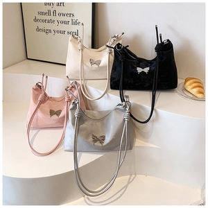 Detailed display of tote bags in white, black, pink and grey with butterfly buckles