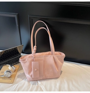 Détail du sac cabas en cuir rose avec petite pochette et bandoulière texturée