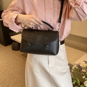 Elegante borsa squadrata in pelle nera con trama litchi e finiture argentate