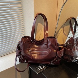 Grand sac cabas marron rougeâtre en similicuir avec boucles et détails argentés