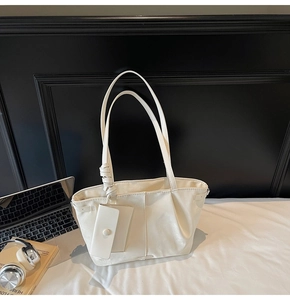 Détail du grand sac cabas blanc crème avec similicuir texturé et nœud sur la bandoulière