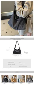 Détail de la texture plissée du sac cabas en toile avec bandoulière réglable pratique