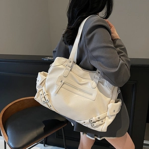 Grand sac porté épaule minimalist crème de style motard avec détails en métal argenté